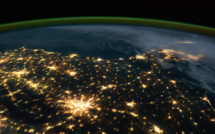 La terre vue depuis un satellite a vitesse réelle